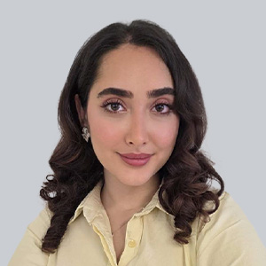 Frau Mahta Hosseini